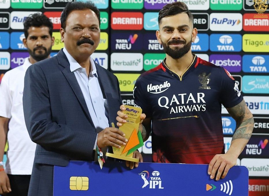 Virat Kohli receiving an award (Image Courtesy: Twitter/Royal Challengers Bangalore)