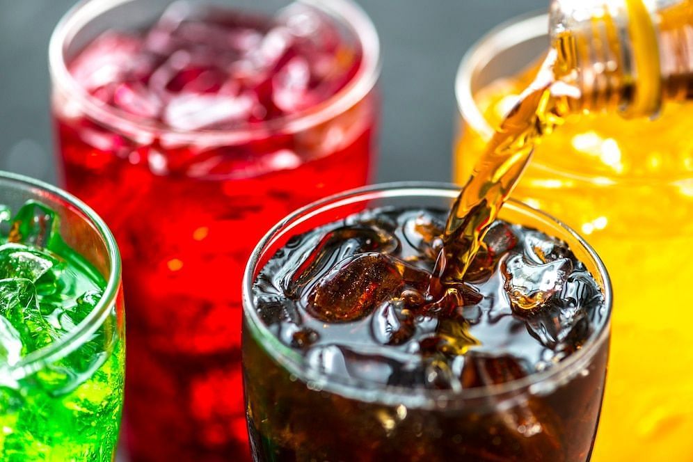 Such drinks are not only super sugar but can also lead to bloating (Image via freepik/rawpixel)