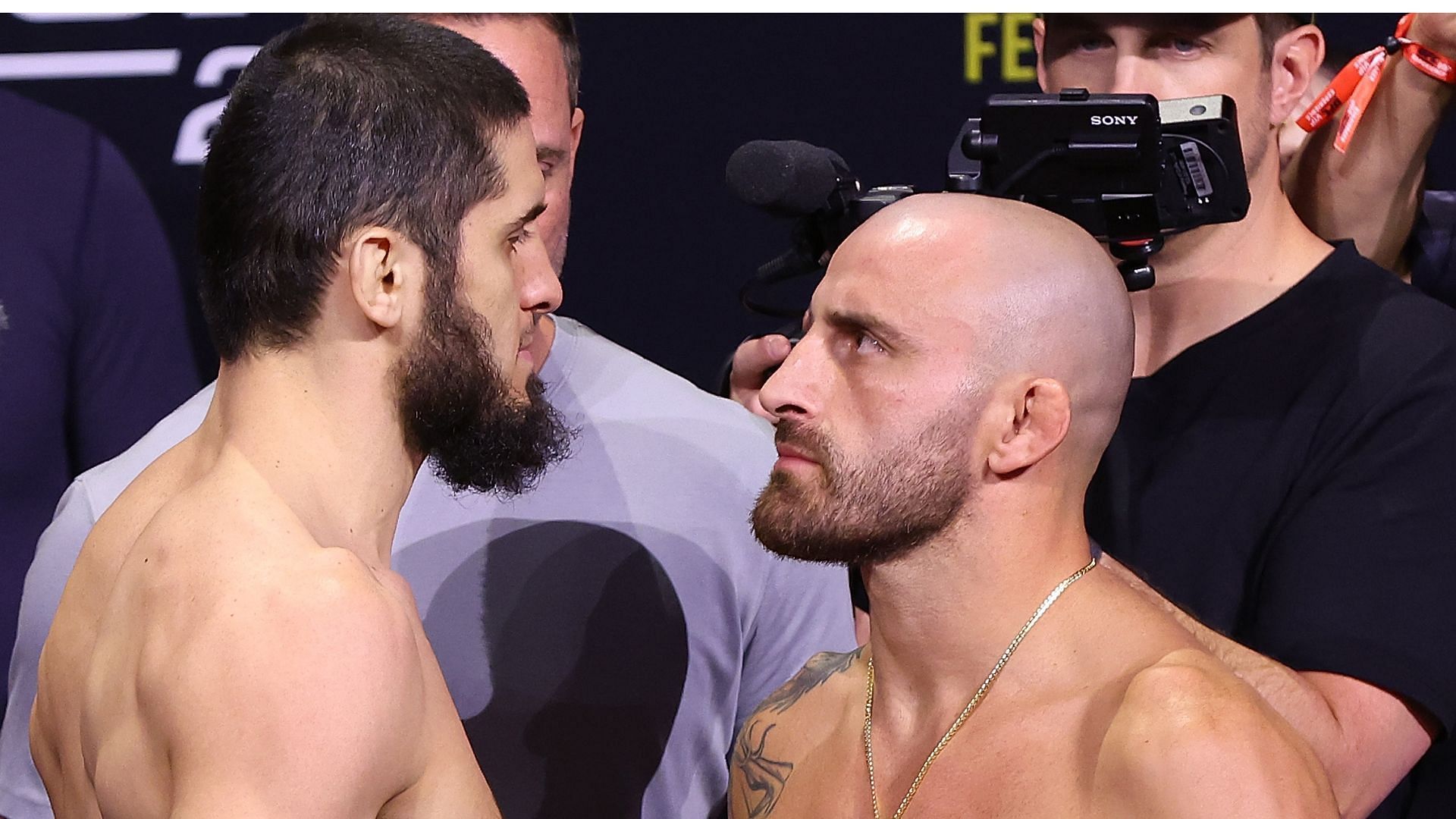 Islam Makhachev (left), Alexander Volkanovski (right)