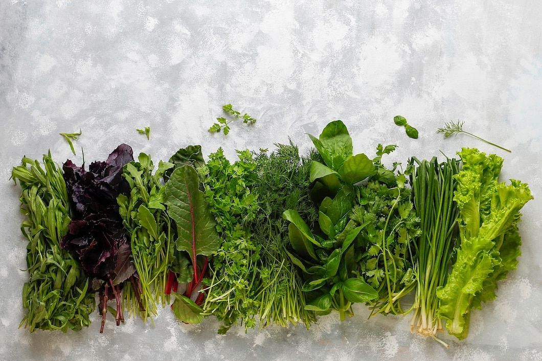 Green leafy vegetables are packed with nutrients (Image via Freepik/Azerbaijan_Stocks)