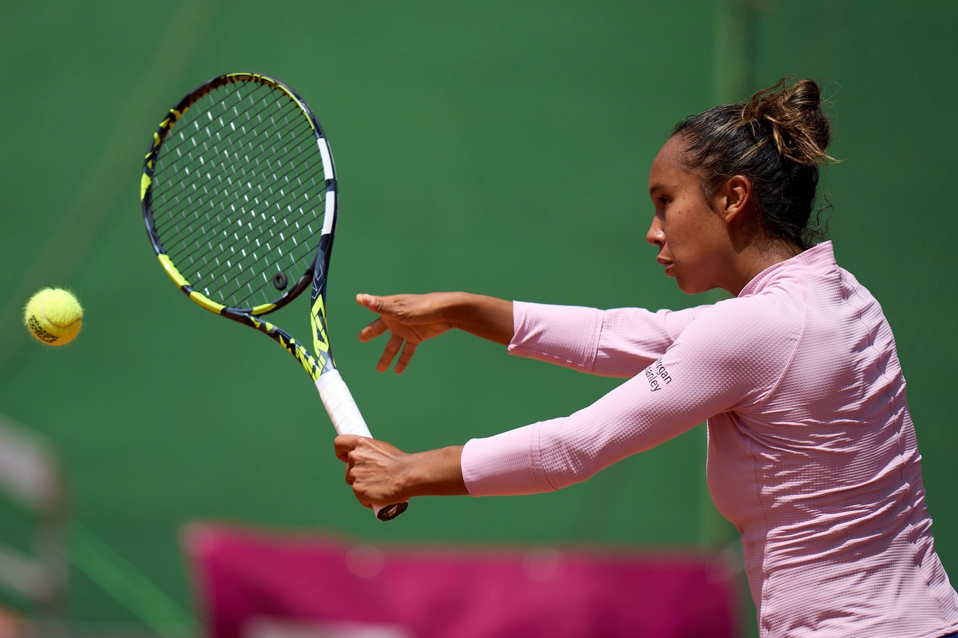 Leylah Fernandez tops Poland's Magda Linette in 1st round of French Open