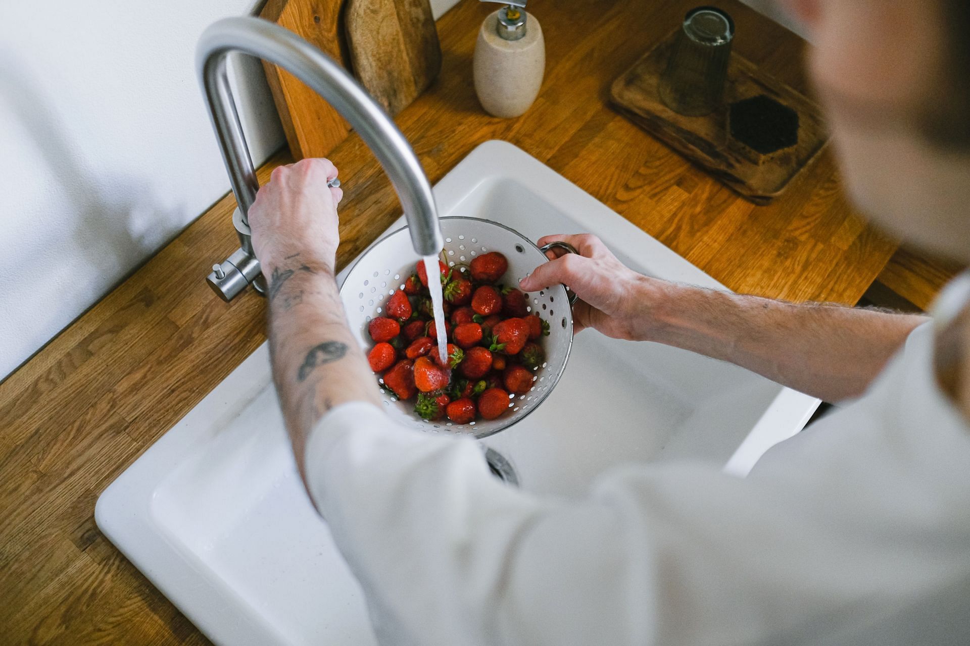 Washing fruits/vegetables and eating local produce can reduce these toxins. (image via pexels / anna shvets)