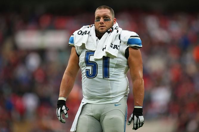 How many seasons did Dylan Raiola's father, Dominic Raiola, play in the NFL?