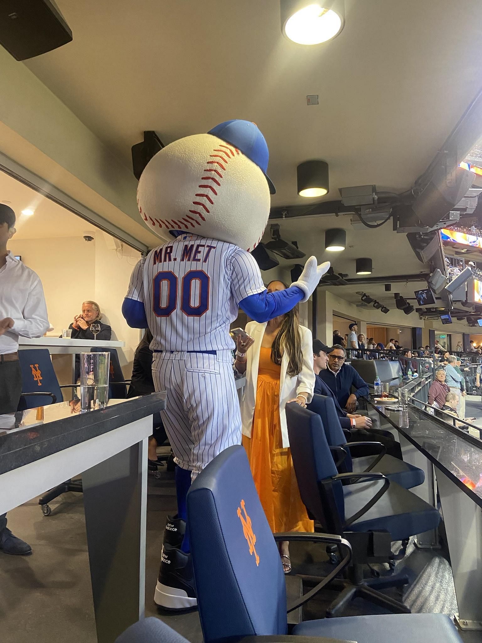 Mr. Met doing his customary rounds in the Mets executive suite Courtesy: r/baseball Image credits: Reddit