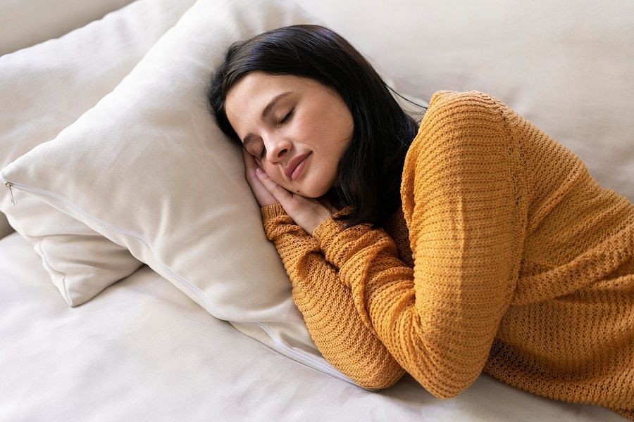 Restful sleep aids weight loss. (Image via Freepik)