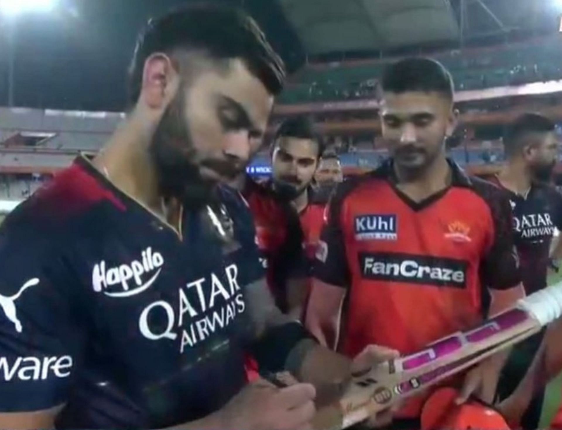 Virat Kohli signing on the bat for SRH players. 