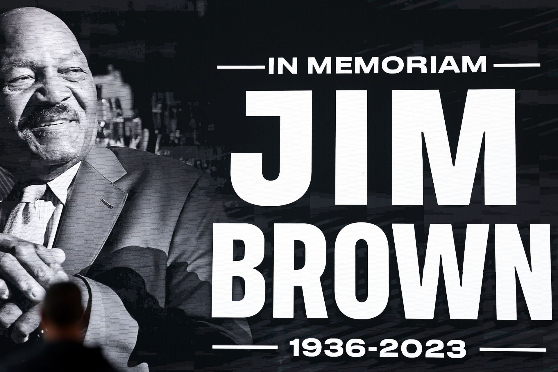 Brown starts. Джим Браун.