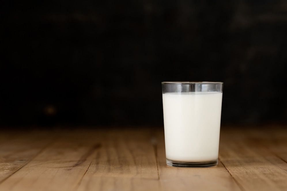 What makes raw milk different (Image via freepik/jcomp)