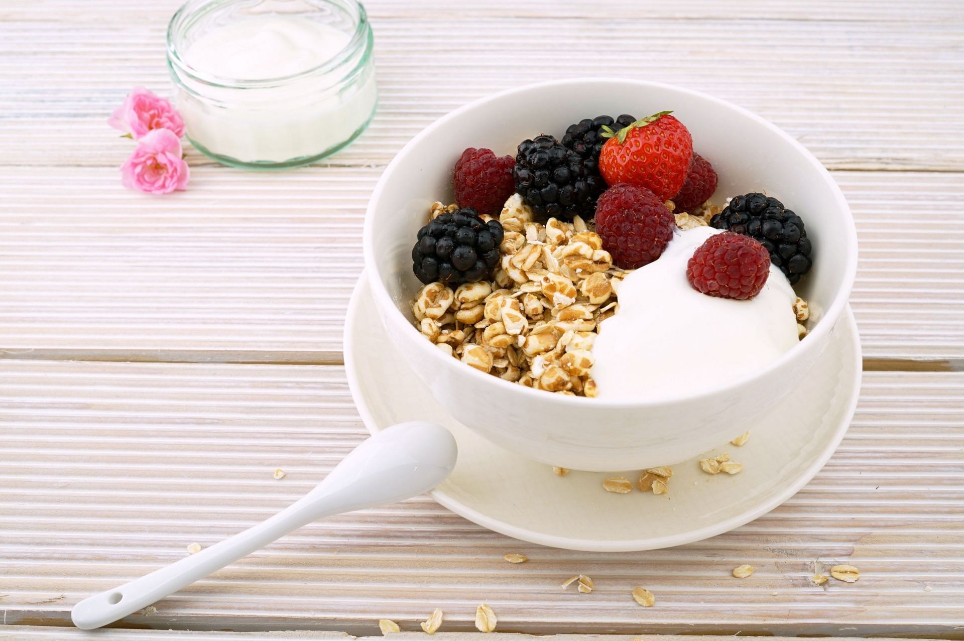 A bowl of Greek yogurt with berries (Image via Pexels)