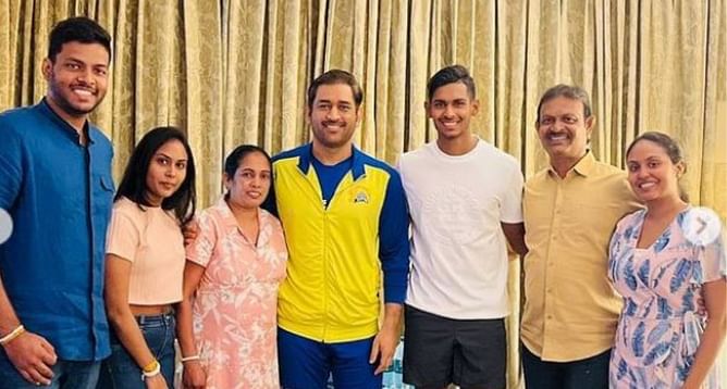 IPL 2023 : 'वह हमेशा मेरे साथ है'- एमएस धोनी ने मथीशा पथिराना के परिवार से मुलाकात के दौरान कही दिल छूने वाली बात