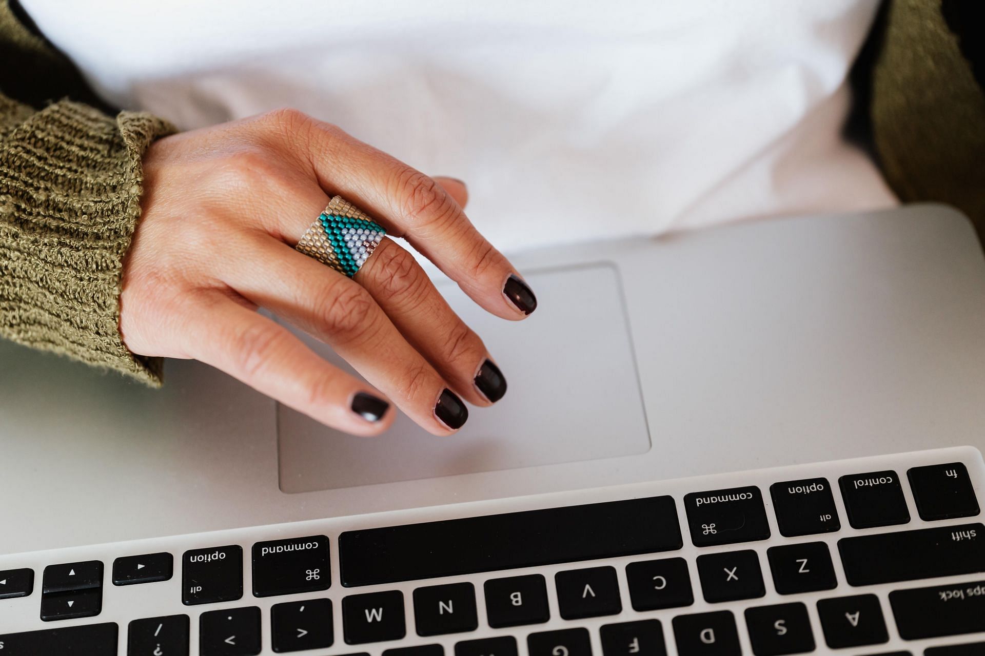 Get a smart ring to enhance your tech game (Image via Pexels)