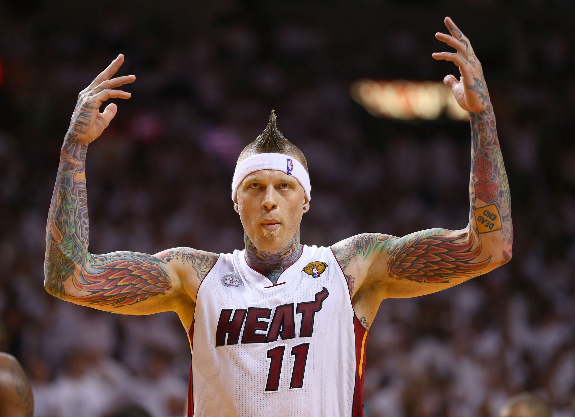 Chris 'Birdman' Andersen costume steals show at Miami Heat game