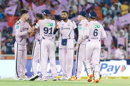 Hardik Pandya with his teammates. (Credits: Twitter)
