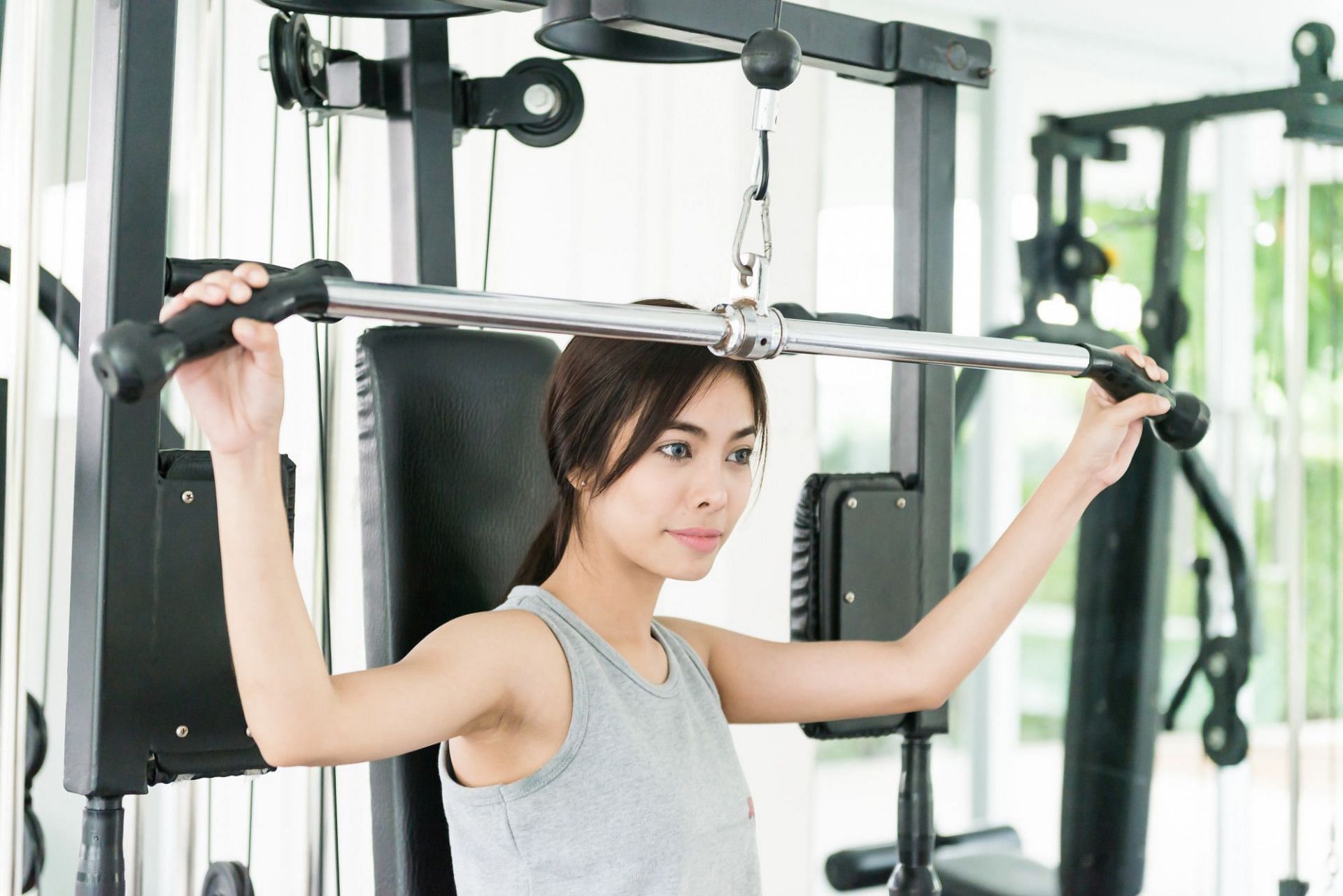 What are the Benefits of Using a Lateral Raise Machine? (Image via Freepik)