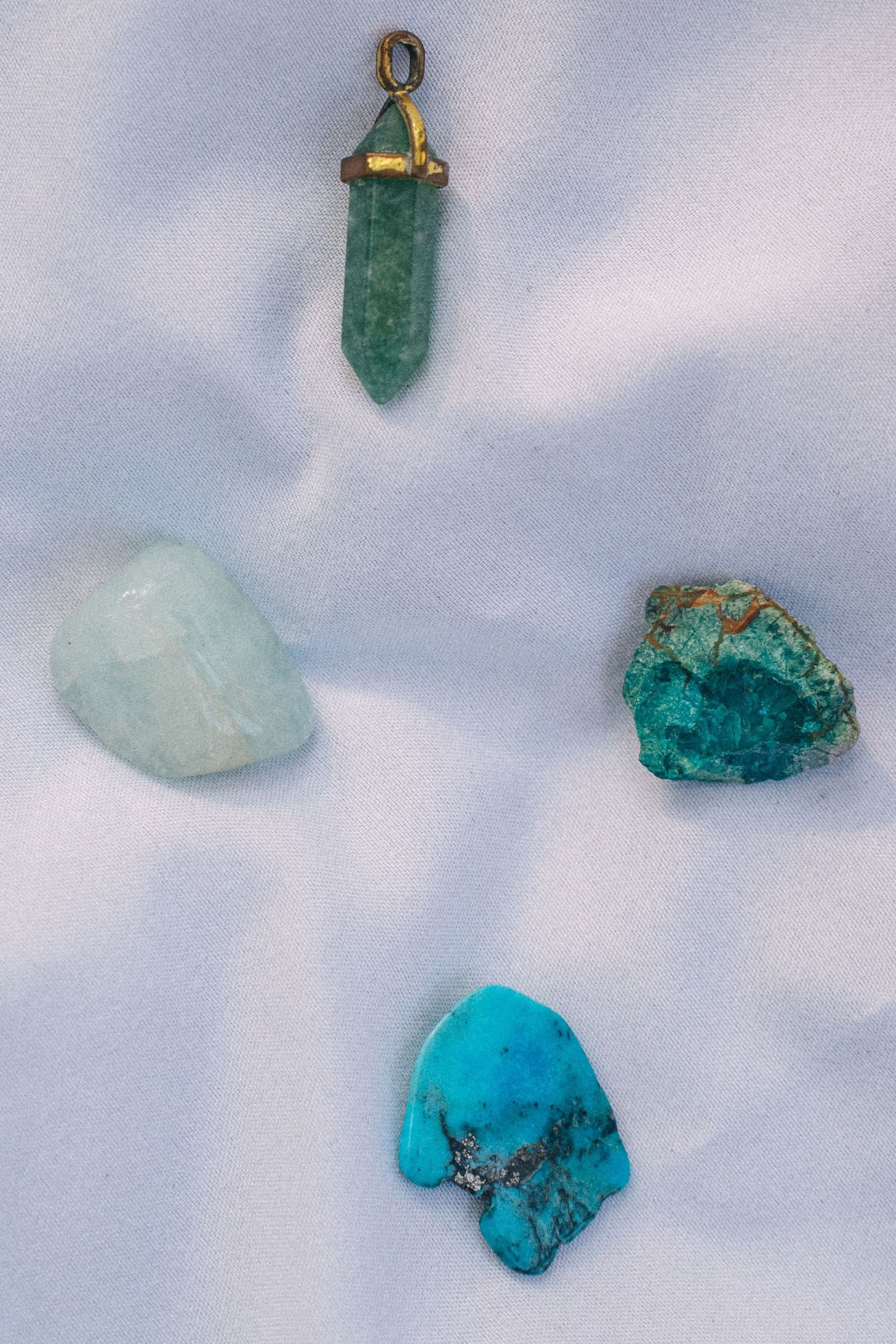 Emerald stone is believed to promote physical healing in the body. (Image via Pexels)