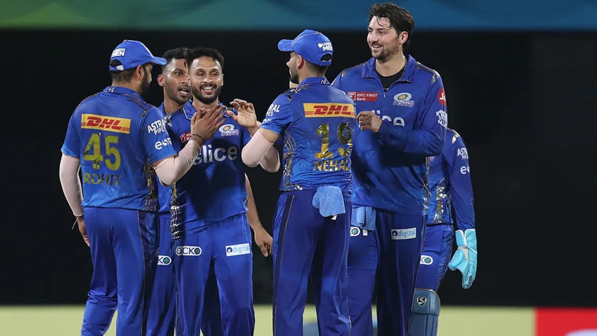 Akash Madhwal celebrates with his MI teammates after picking up a wicket against LSG (P.C.:iplt20.com)