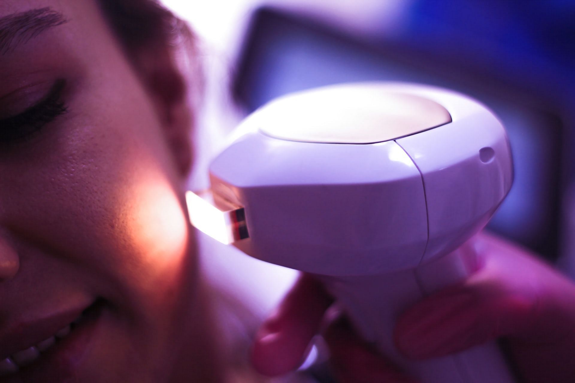 Non-surgical methods involves using light therapies. (Photo via Pexels/Orhun R&uuml;zgar &Ouml;Z)