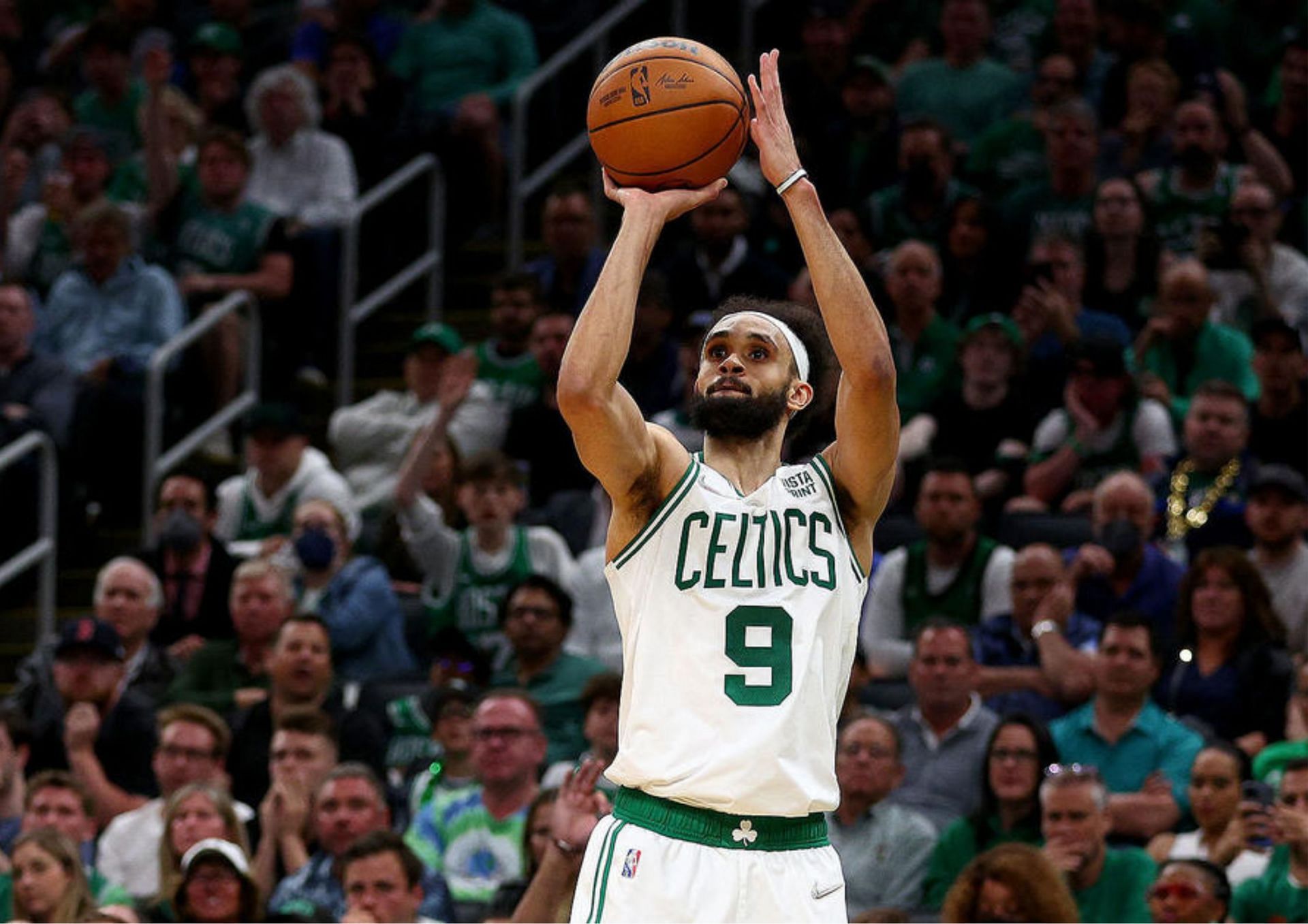 Derrick White sunk a buzzer-beating triple in the first quarter of Game 5 to give the Boston Celtics a 35-20 lead.
