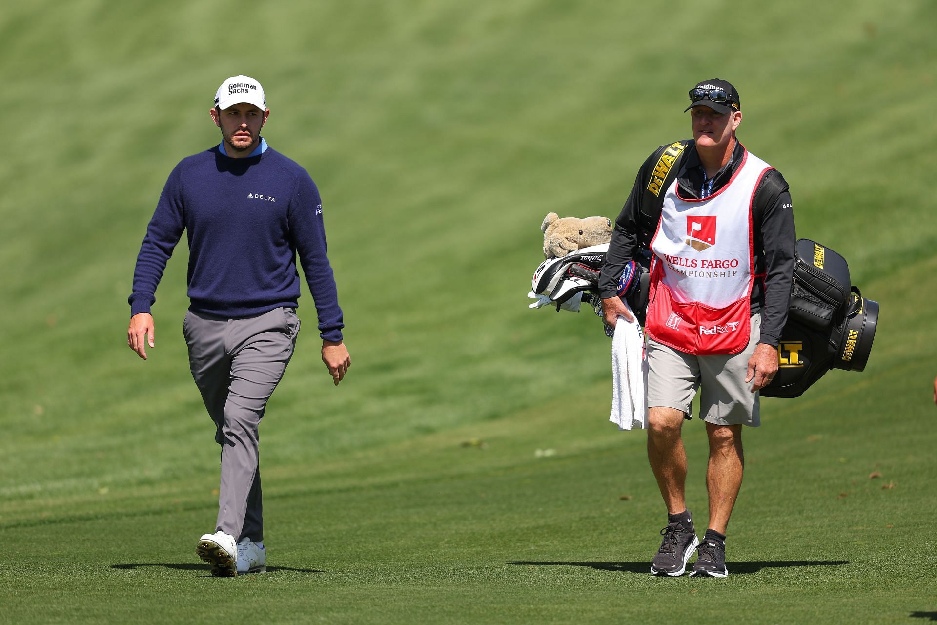 Who is Patrick Cantlay's caddie?