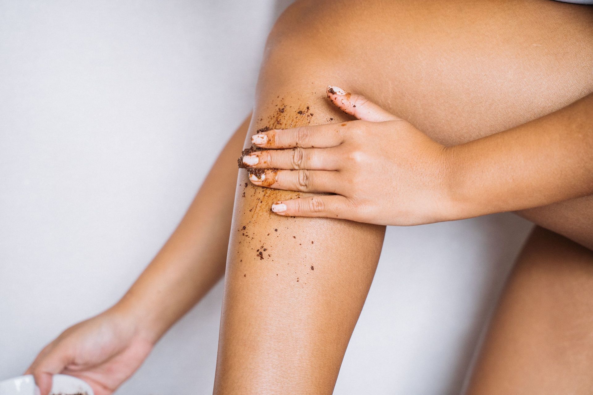 Causes inflammation and redness on skin. (Image via Pexels/Anna Tarazevich)