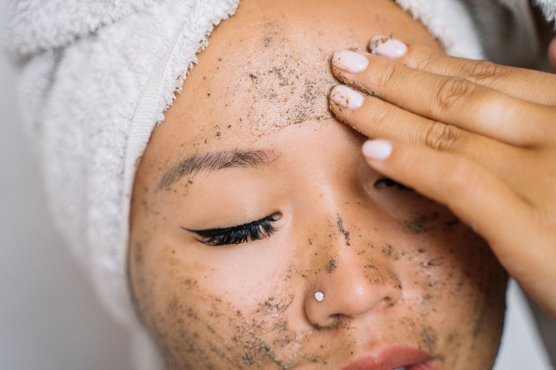 Scrub your face to get rid of excess oil (Image via Pexels)