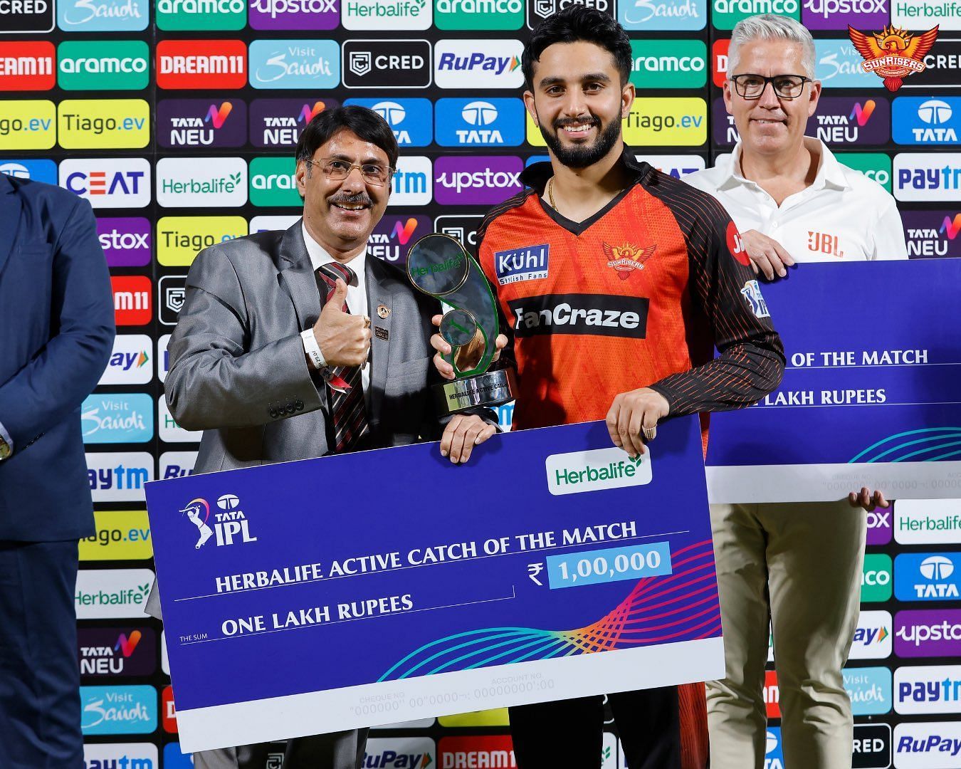 Mayank Markande receives the award (Image Courtesy: Twitter/IPL)