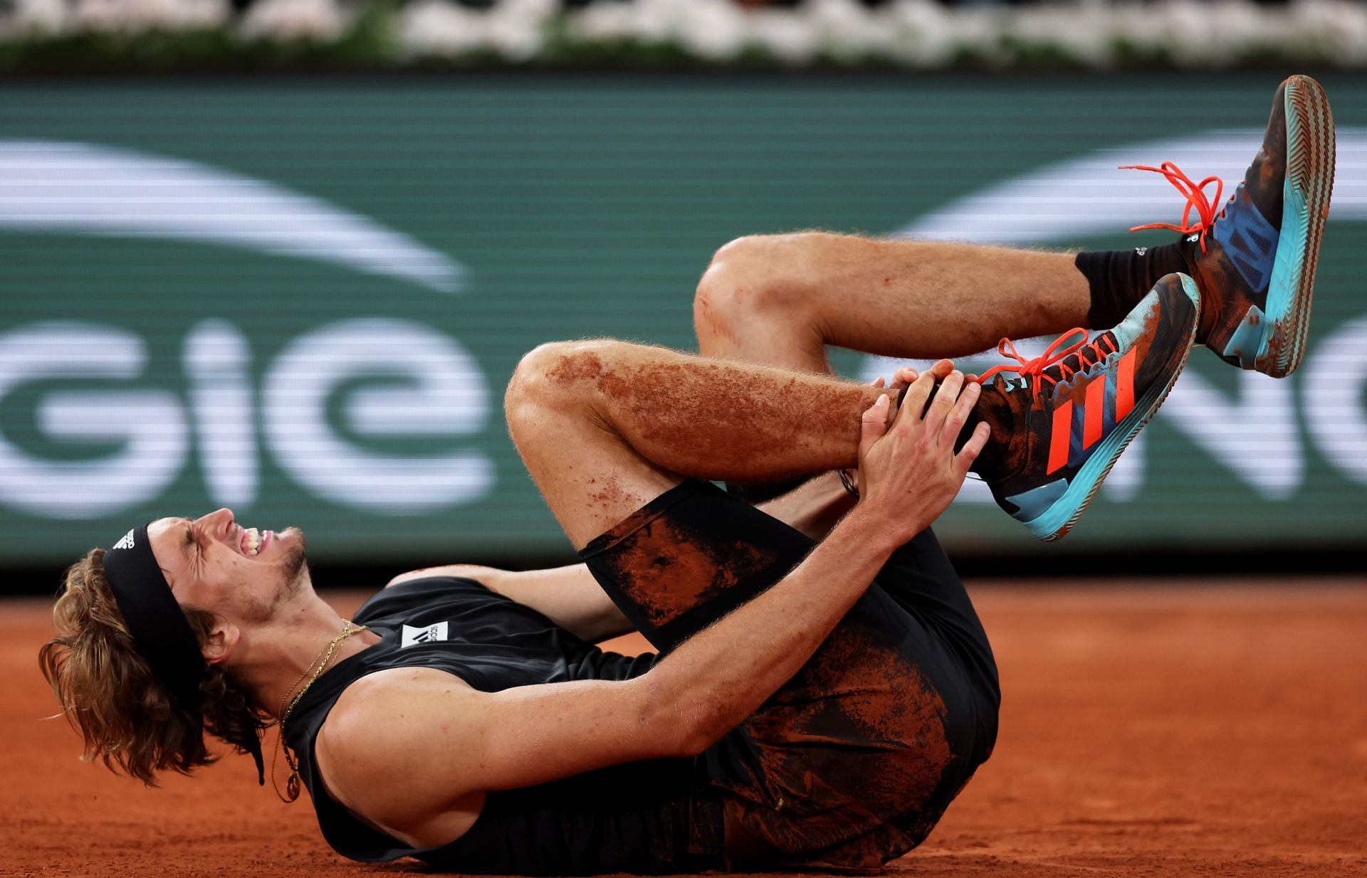 Alexander Zverev injured himself at the French Open 2022.