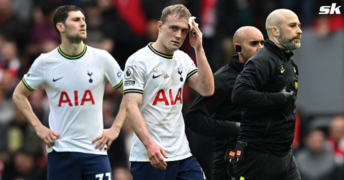 Richarlison asks for Lucas Moura's shirt while supporting him for