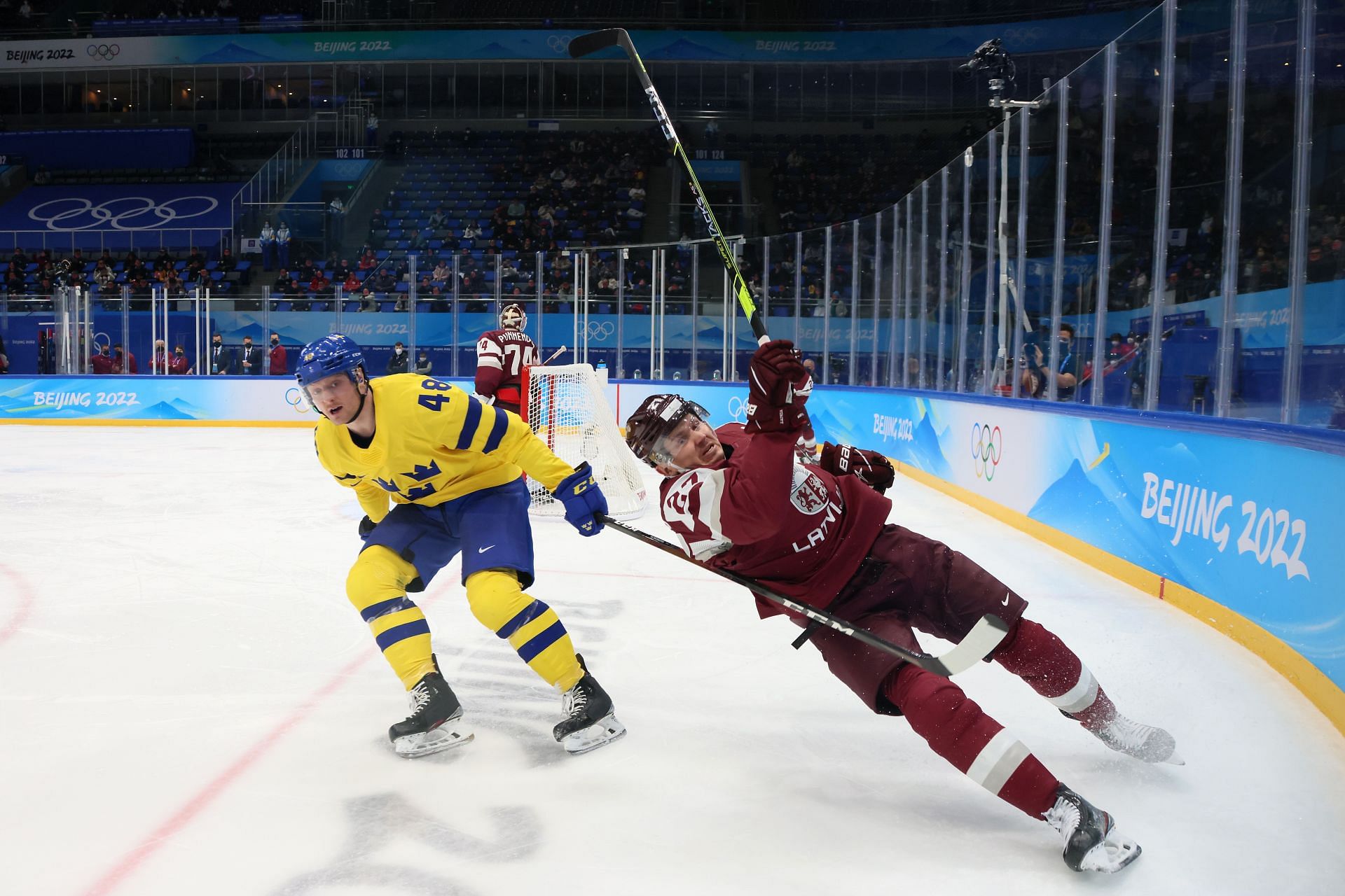 Latvija pasaules hokeja čempionāta ceturtdaļfinālā pārsteidz Zviedriju ar 3:1, šokētie hokeja fani “met pa logu televizorus”