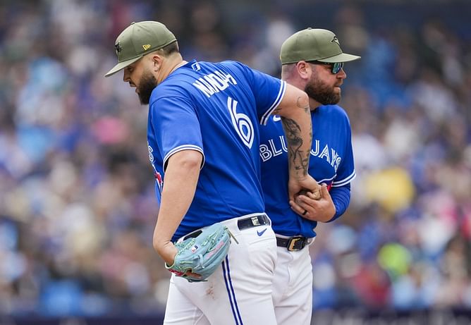 Blue Jays manager John Schneider defends mental error resulting in Alek Manoah's removal from game: "It was the right time to get him out"