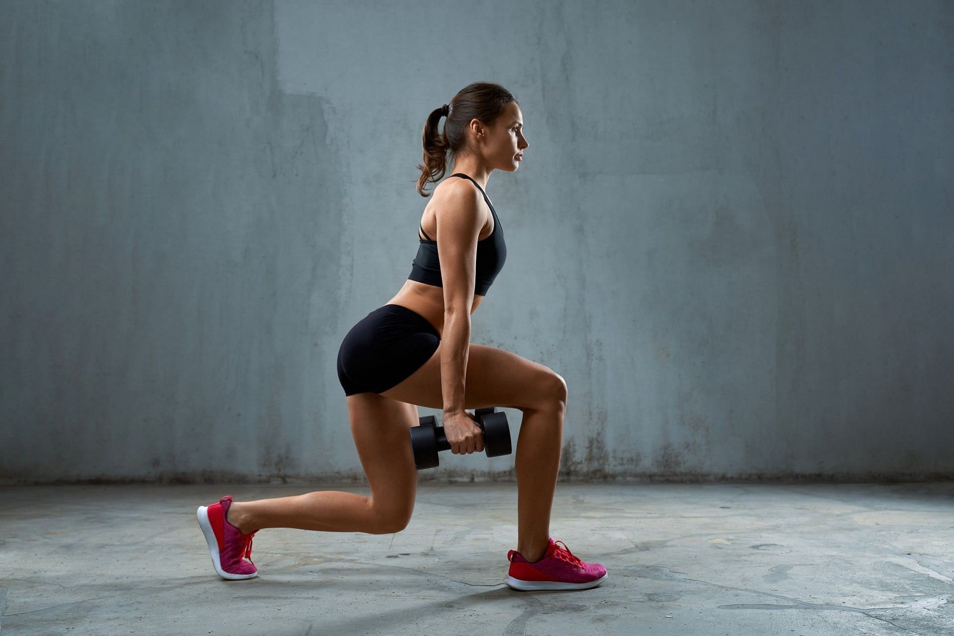 dumbbell walking lunges