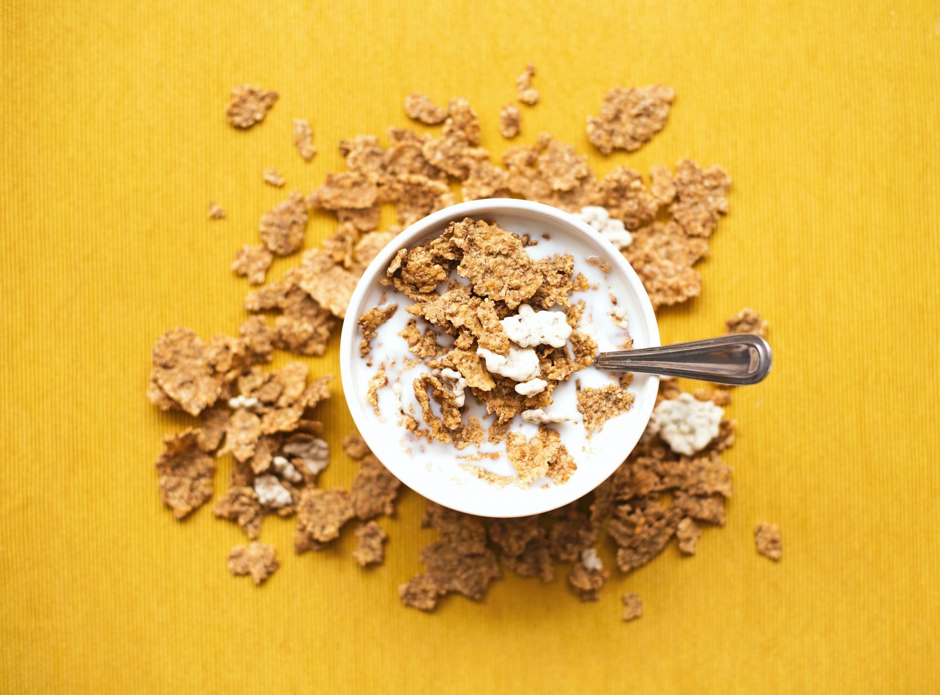 How to choose a healthy cereal? (Image via Unsplash/Nyana Stoica)