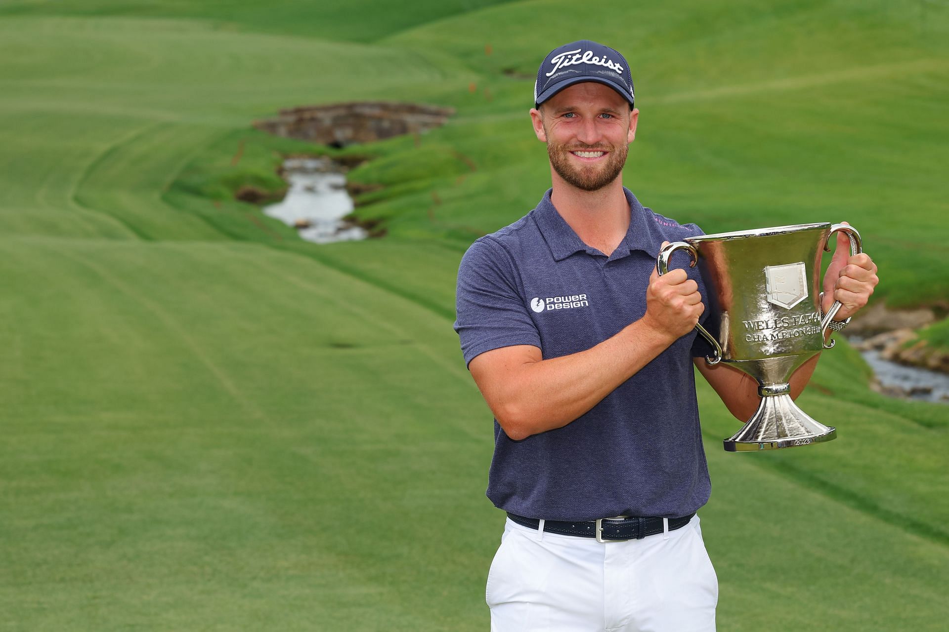 Wyndham Clark holding the Wells Fargo Championship winner&acute;s trophy. (Image via Getty).