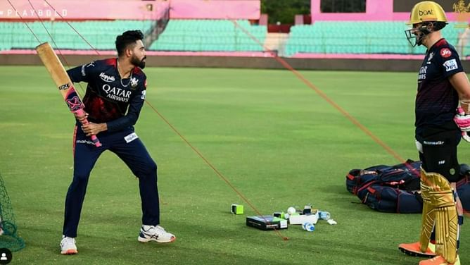 IPL 2023: फाफ डू प्लेसी को बैटिंग क्लास देते नजर आए मोहम्मद सिराज, ग्लैन मैक्सवेल ने किया मजेदार कमेन्ट