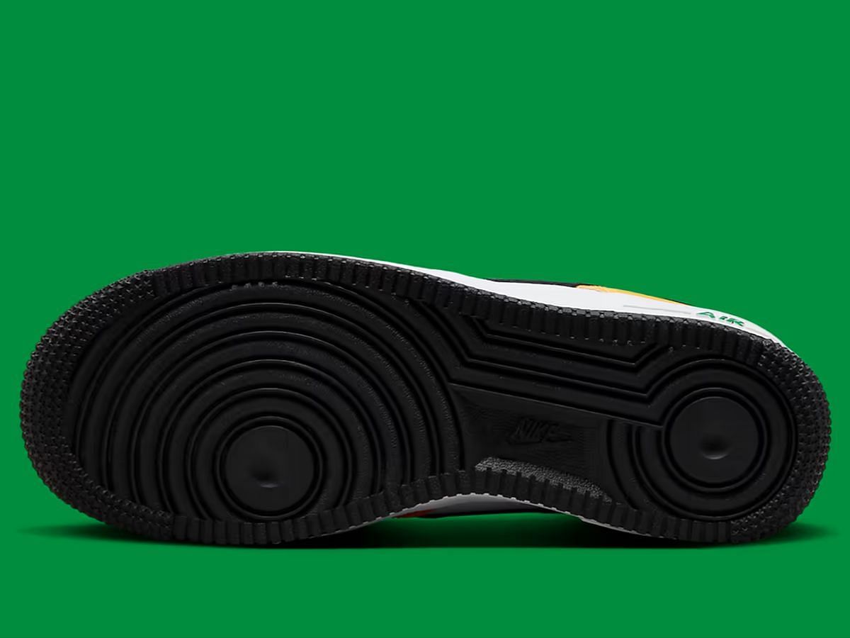 Black rubber outsoles (Image via Nike)