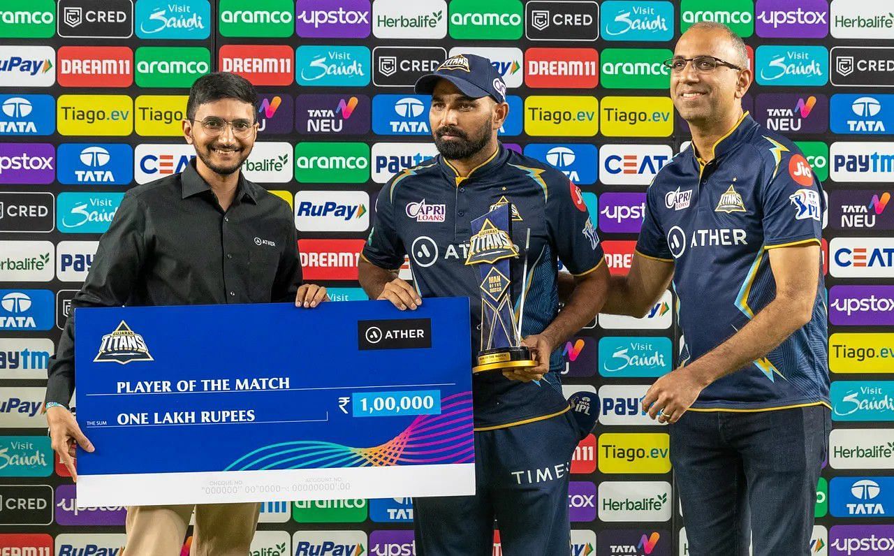 Mohammed Shami receiving the Player of the Match award [IPLT20]