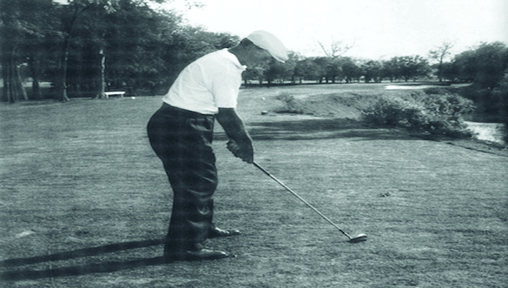 Legend Ben Hogan won fives times the Charles Schwab Challenge. In the picture, Hogan playing his second victory, 1947. (Image via Pinterest).