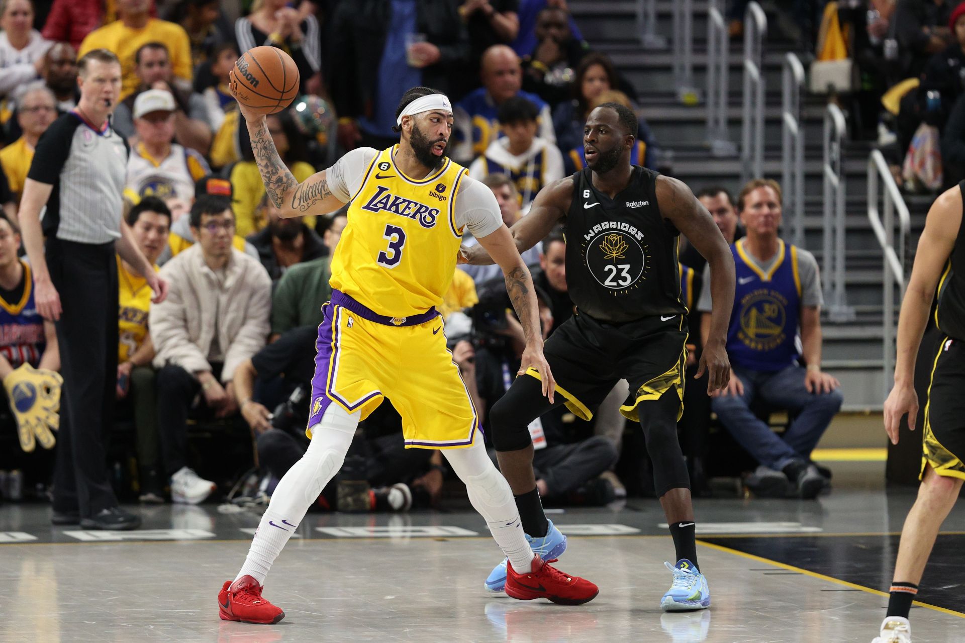 Anthony Davis being guarded by Draymond Green