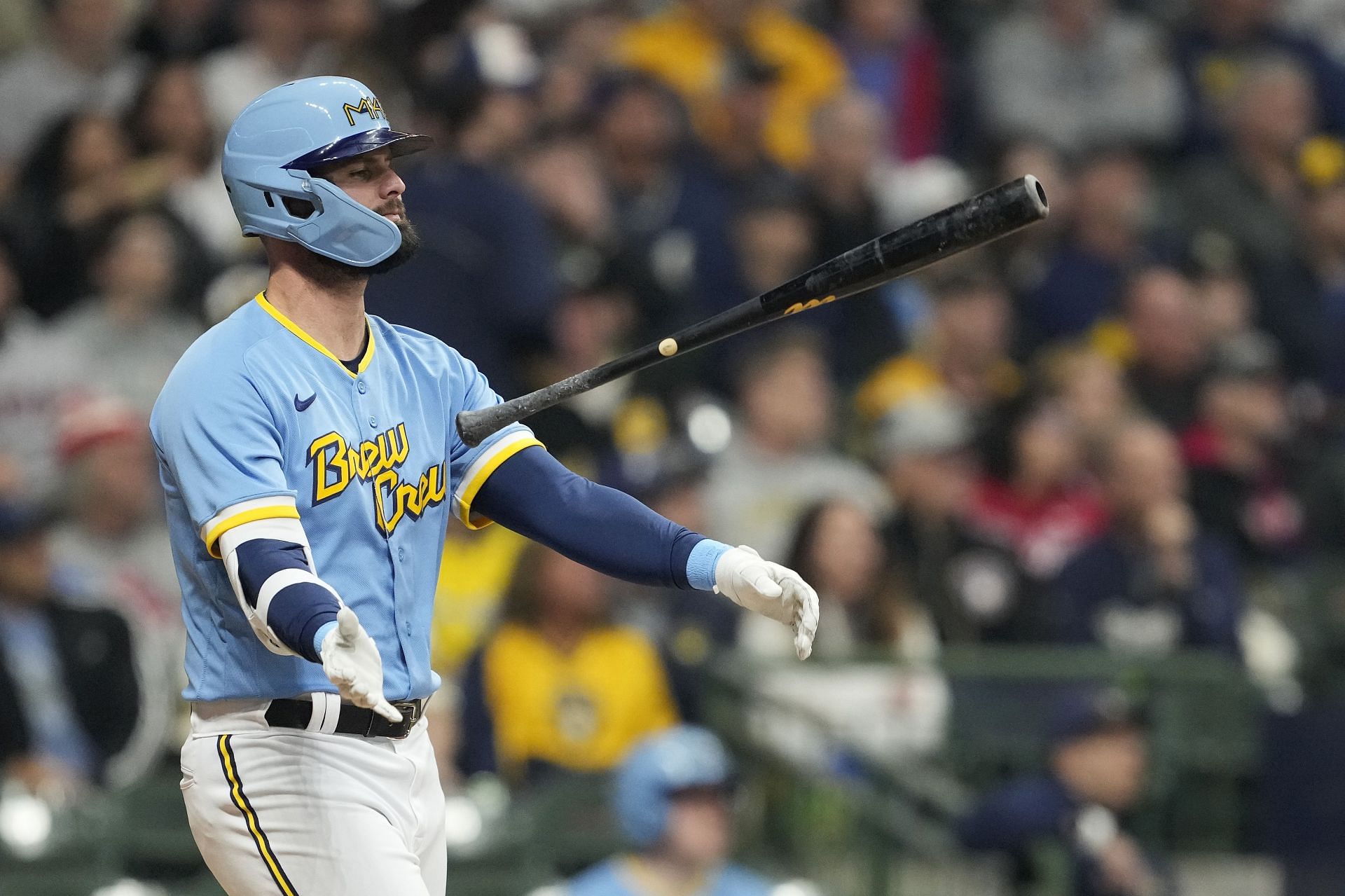 Jesse Winker leads 13-hit attack, Brewers beat Cubs in rubber game of series