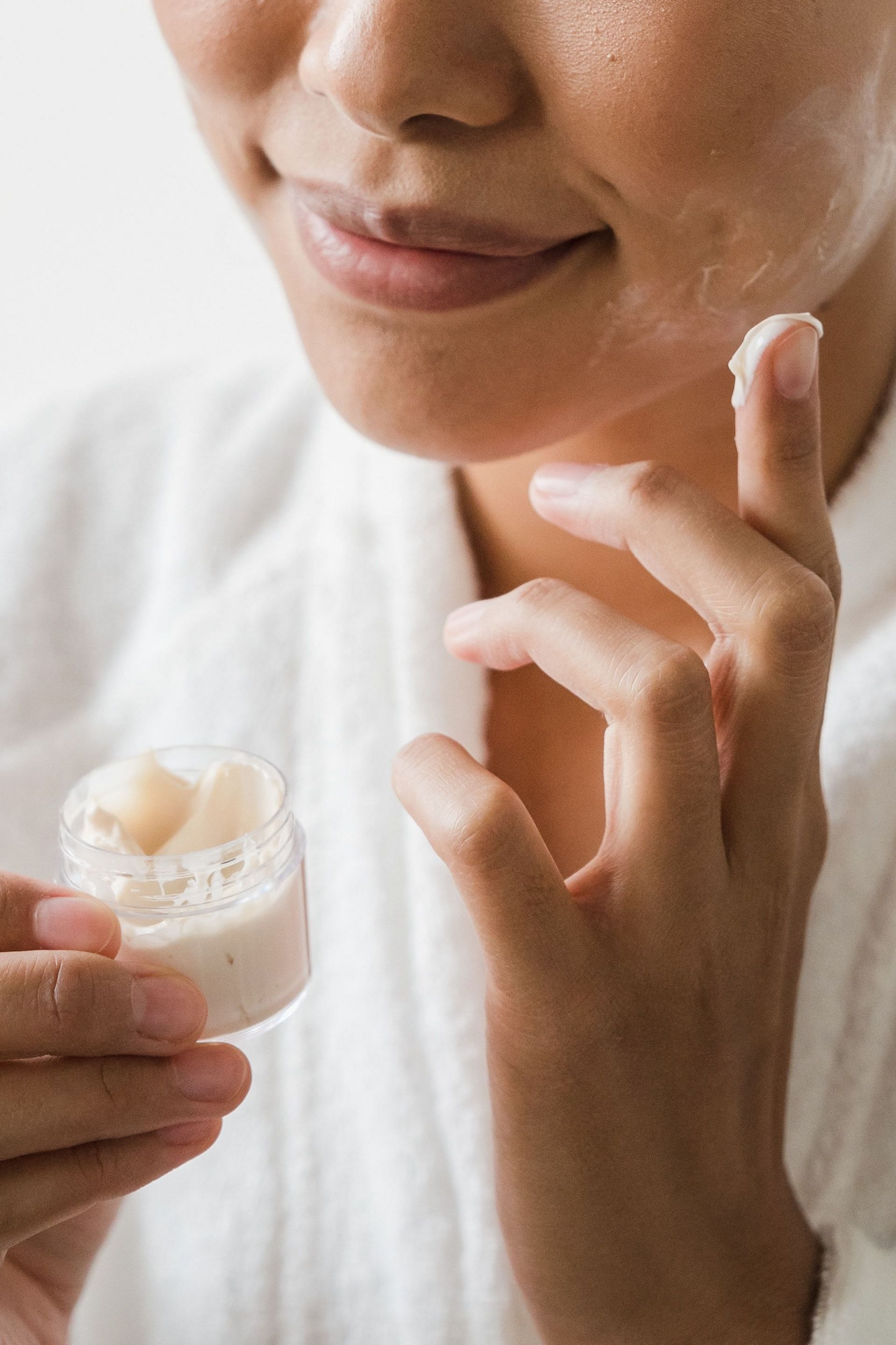How to choose the right moisturizer for dry skin? (Image via Pexels)