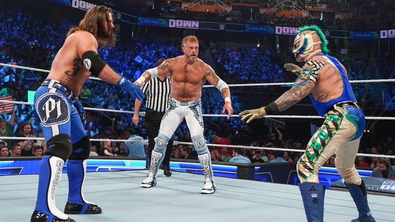 WWE सुपरस्टार्स एजे स्टाइल्स, ऐज और रे मिस्टीरियो 