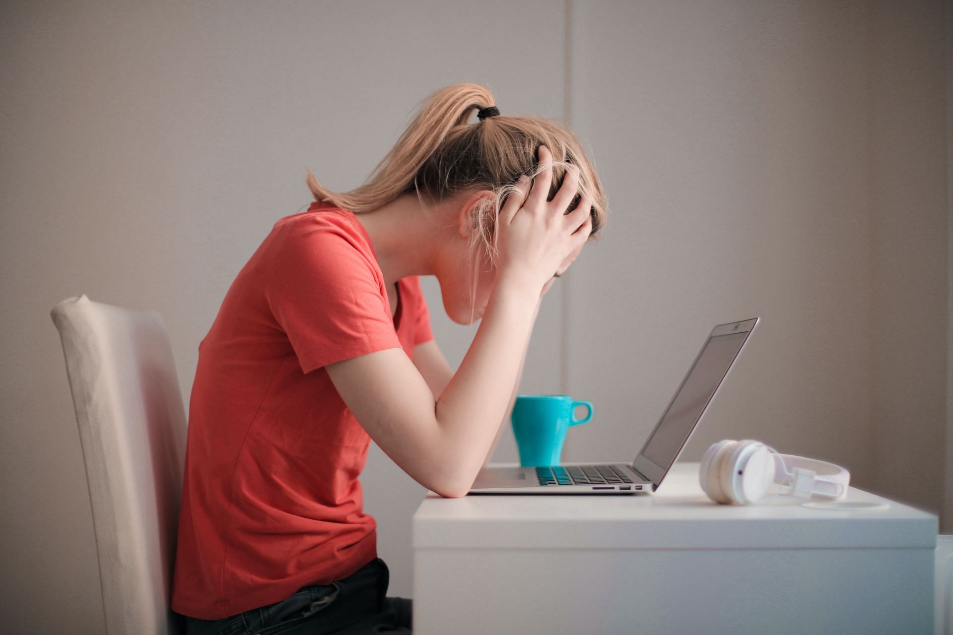 Stress and Dandruff: How to Manage the Connection (Image via Pexels)