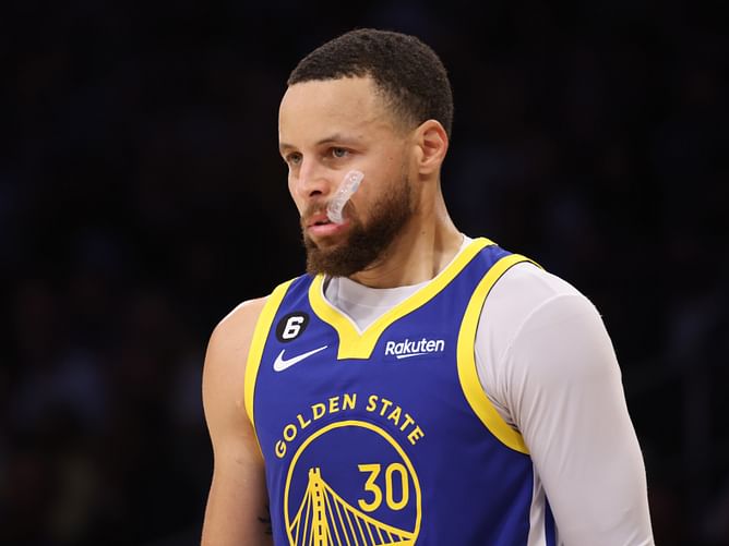 Watch: Steph Curry makes an insane mid-air behind the back pass to Donte DiVincenzo