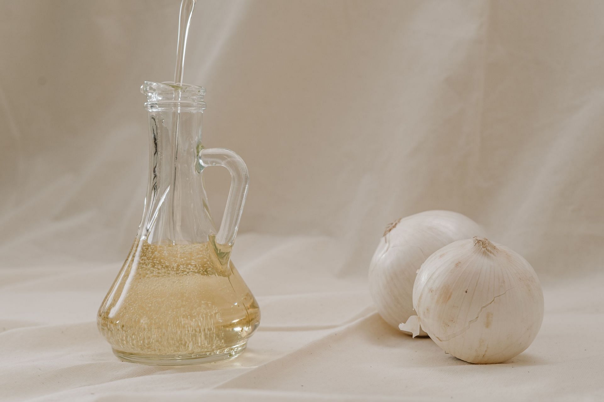 Due to its antimicrobial properties, garlic oil for ears is a good option. (Image via Unsplash/ Cottonbro Studio)