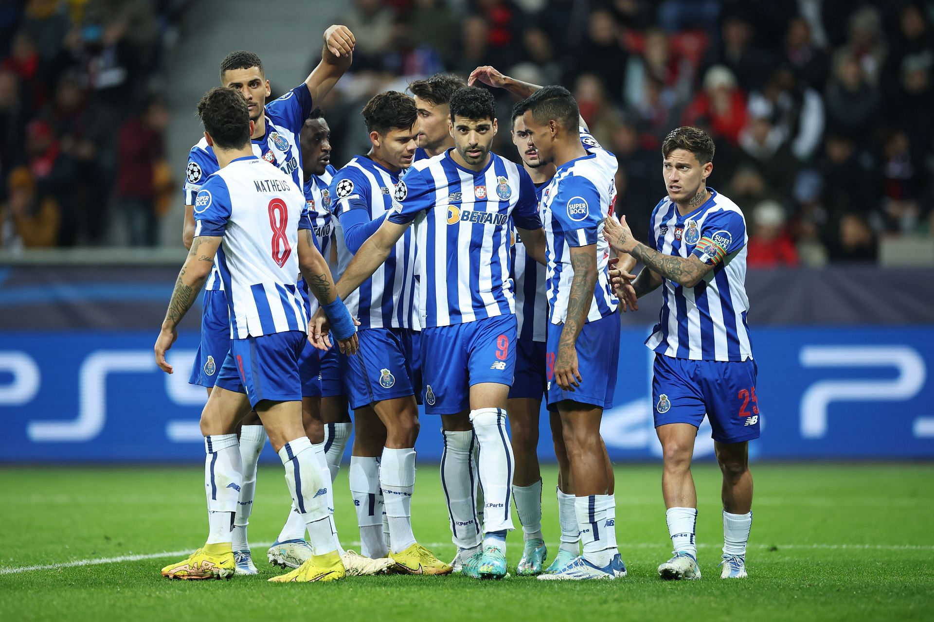 Bayer 04 Leverkusen v FC Porto: Group B - UEFA Champions League