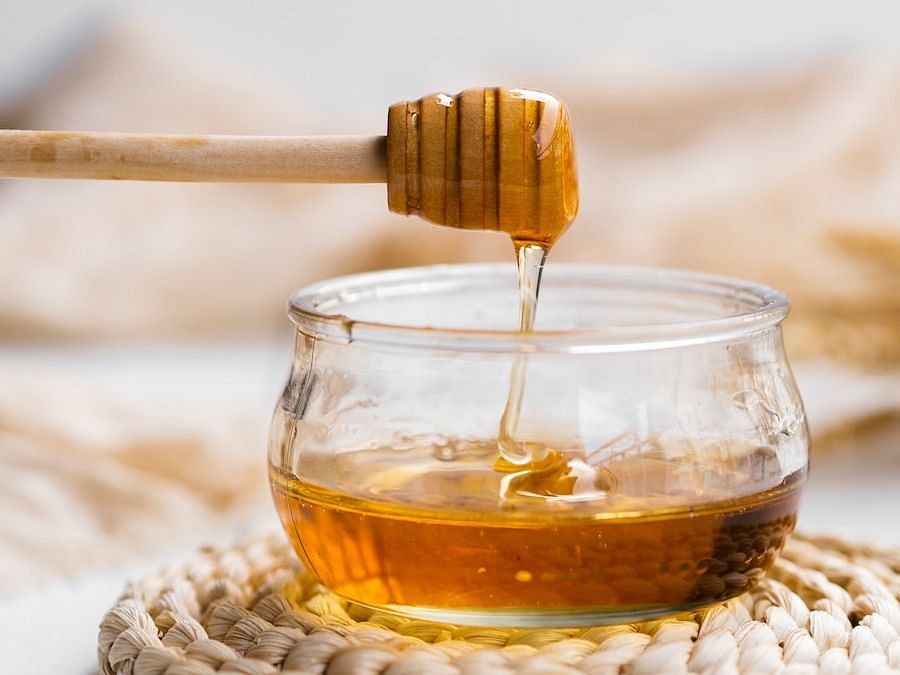 Honey is packed with antioxidants and has antibacterial properties. (Image via Freepik)