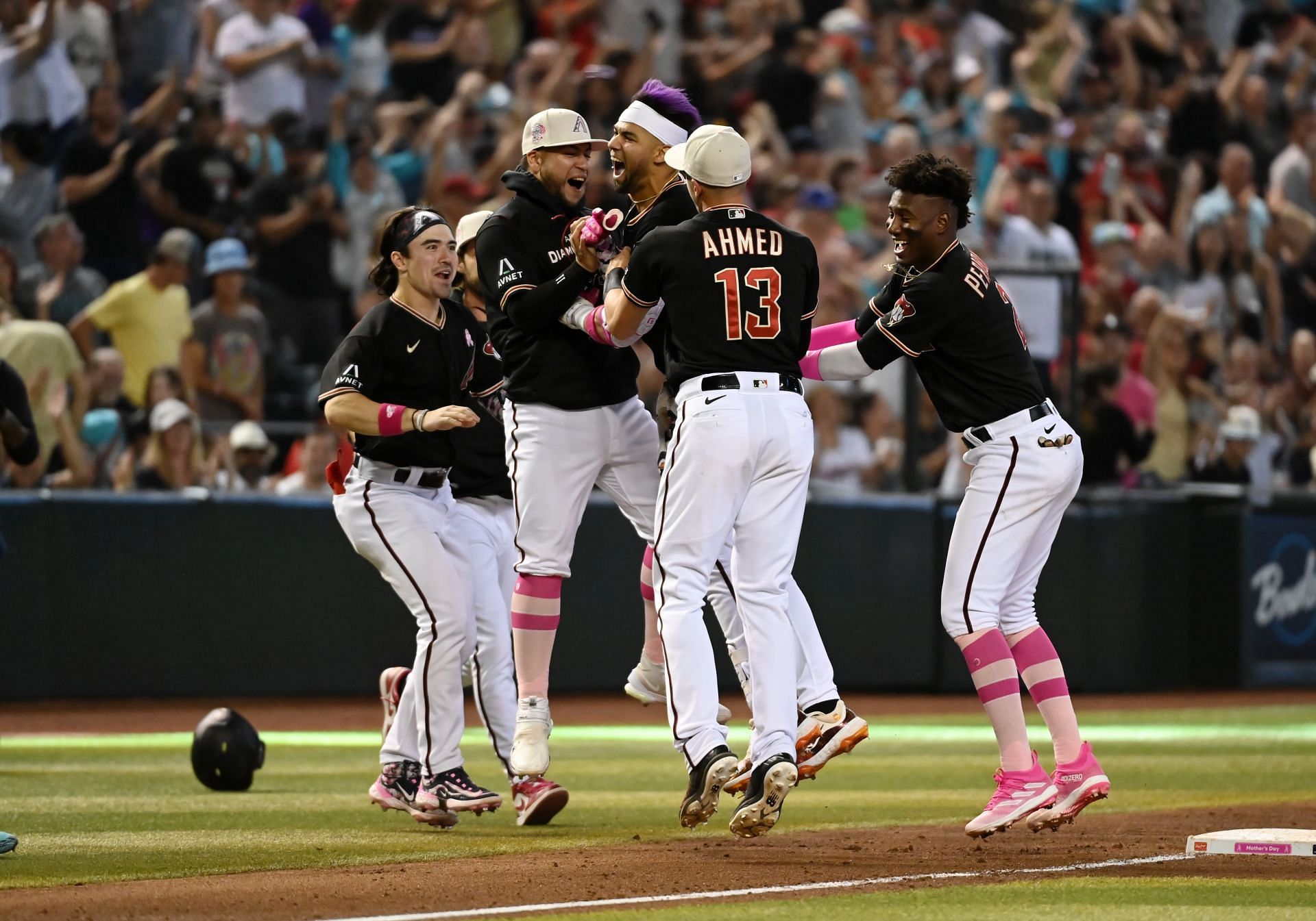 Arizona Diamondbacks fans excited as Lourdes Gurriel Jr. walks it off to  beat the San Francisco Giants: This young team surprising everybody