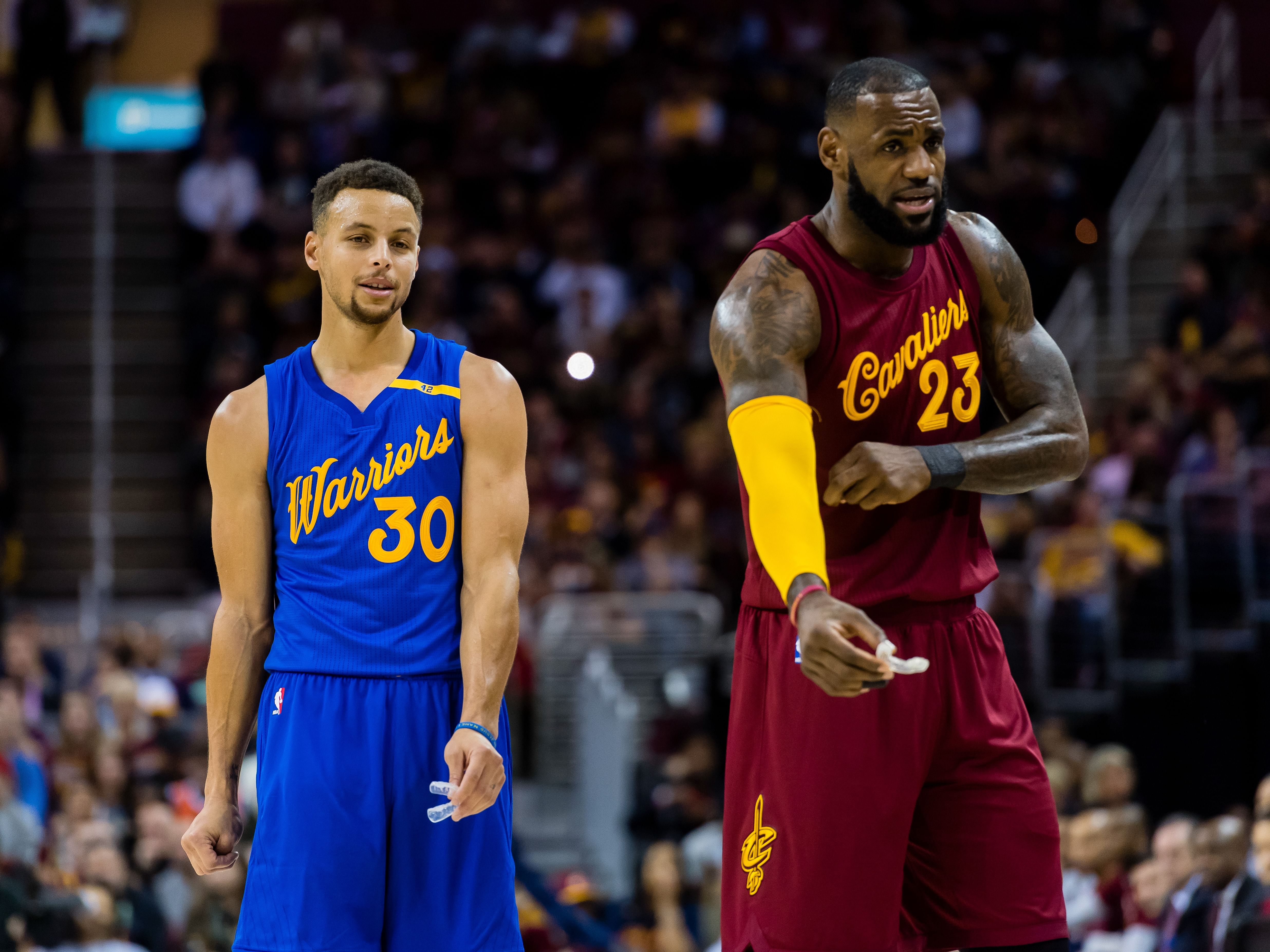 Steph Curry (L) and LeBron James (R) 