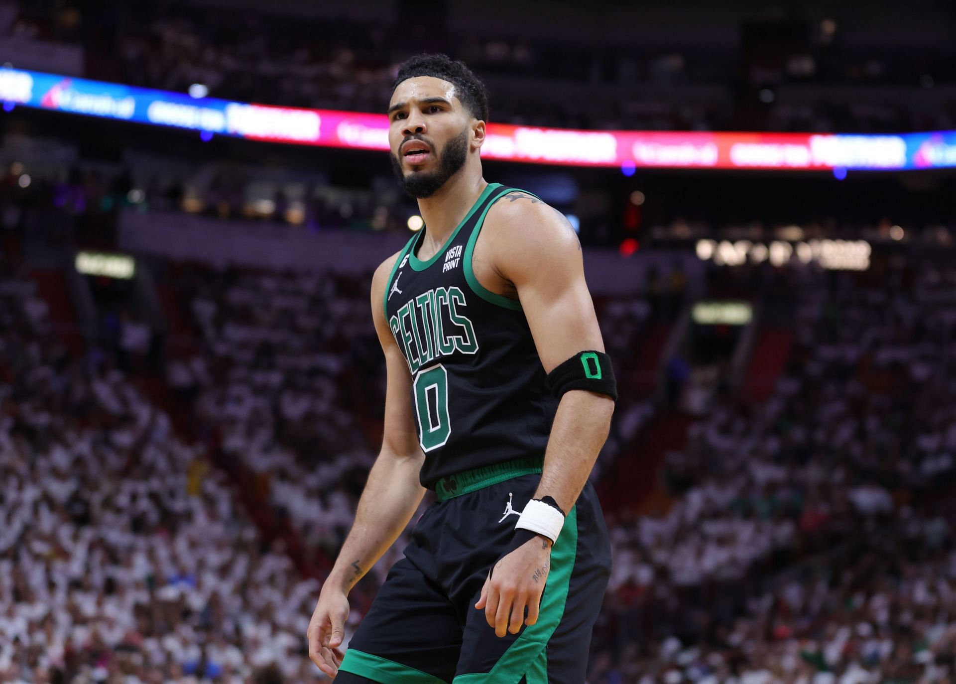 Celtics sobrevivem contra Heat na NBA, e Tatum vai à loucura