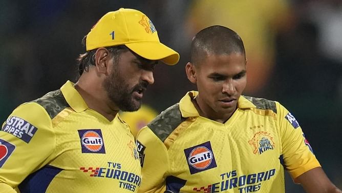 "Mahi bhai would always sit with juniors"- Deepak Chahar on how MS Dhoni treats his players at CSK